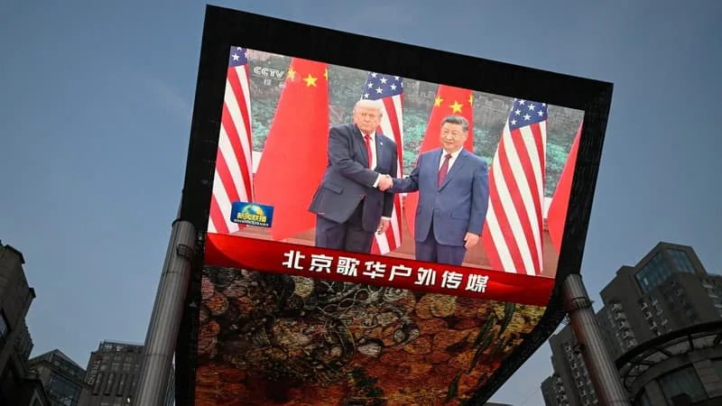 LES ÉTATS-UNIS MENACENT LES PARTENAIRES COMMERCIAUX DE L’IRAN: CRAIGNANT D’ÊTRE TOUCHÉE, LA CHINE AFFIRME QU’ELLE DÉFENDRA « FERMEMENT » SES INTÉRÊTS