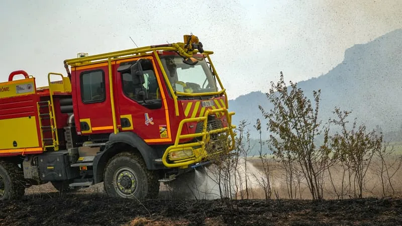 UN INCENDIE DE VÉGÉTATION EN COURS DANS LA LOIRE, 10 HECTARES DE FORÊTS BRÛLÉS