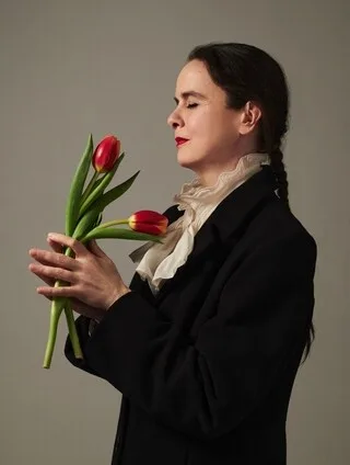 QUE VAUT « L’ADOLESCENCE DU PERROQUET » D’AMÉLIE NOTHOMB ? L’AVIS DE LIRE MAGAZINE