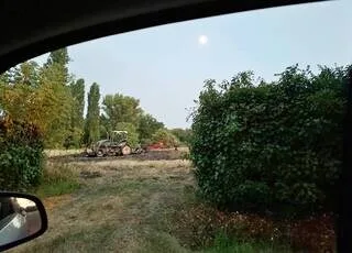 « LE FEU A PRIS VITE » : UN TRACTEUR ET 3,5 HECTARES DE BROUSSAILLES S’EMBRASENT PRÈS D’UNE FORÊT DU MAINE-ET-LOIRE