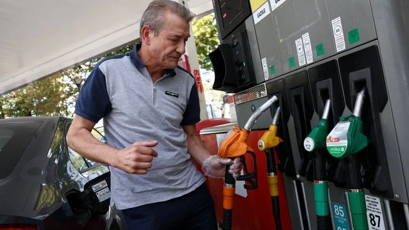 JEAN-LUC MÉLENCHON VEUT BLOQUER LES MARGES DES RAFFINEURS, C’EST POSSIBLE? ON A DÉCORTIQUÉ L’EXPLOSION DES PRIX: JUSQU’À 13 CENTIMES PAR LITRE VIENNENT DE LA HAUSSE DES MARGES