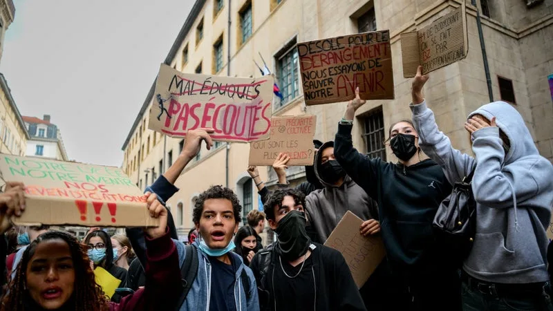 « JE COMPRENDS LA NÉCESSITÉ DE MANIFESTER »: LES PARENTS DE LYCÉENS, ENTRE SOUTIEN ET INQUIÉTUDE FACE À L’AMPLEUR DU MOUVEMENT DE CONTESTATION