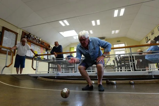 BOULES EN CHAUSSONS, ÉLÉPHANTS DANS LES ALPES ET VACHES EN TRIBUT : PETITES HISTOIRES DE FRANCE