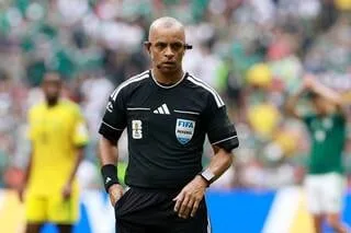 COUPE DU MONDE 2026. C’EST QUOI CE DRÔLE DE CASQUE QUE PORTE L’ARBITRE DE MEXIQUE – AFRIQUE DU SUD ?