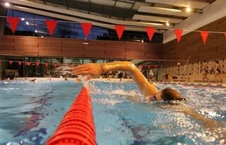 « ON ÉTAIT SEULES AU MONDE » : À LORIENT, DEUX JEUNES FEMMES RESTENT ENFERMÉES LE SOIR DANS LA PISCINE DU MOUSTOIR