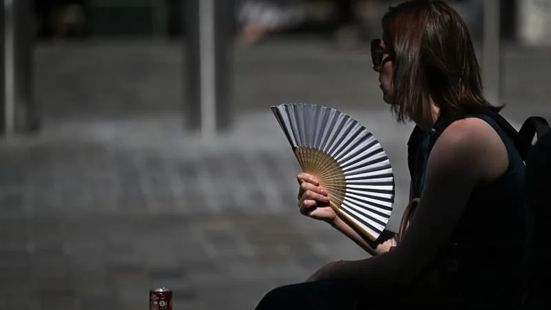 DIRECT. CANICULE: 61 DÉPARTEMENTS ENCORE EN VIGILANCE ROUGE, LES HÔPITAUX SATURÉS DANS LA RÉGION PARISIENNE