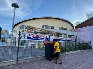 REPORTAGE. EN GUADELOUPE, UNE ÉCOLE ÉVACUÉE LE JOUR DE LA RENTRÉE SCOLAIRE APRÈS UN COURRIER MENAÇANT