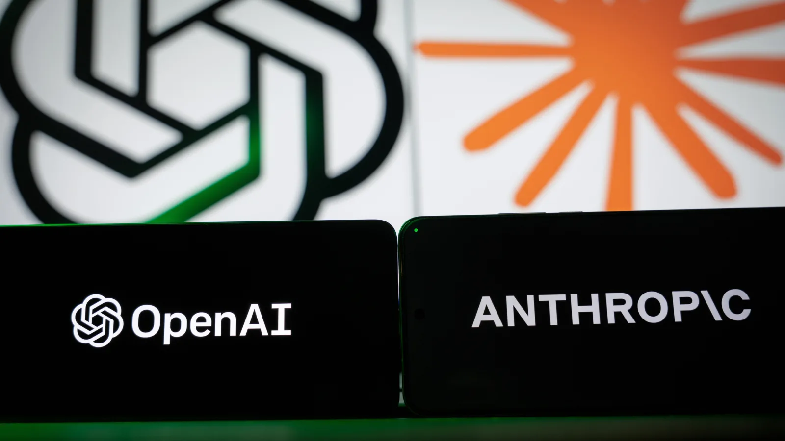 IA : OPENAI ET ANTHROPIC TRAVAILLENT SUR DES DIZAINES DE MILLIERS D’INCIDENTS DE SÉCURITÉ