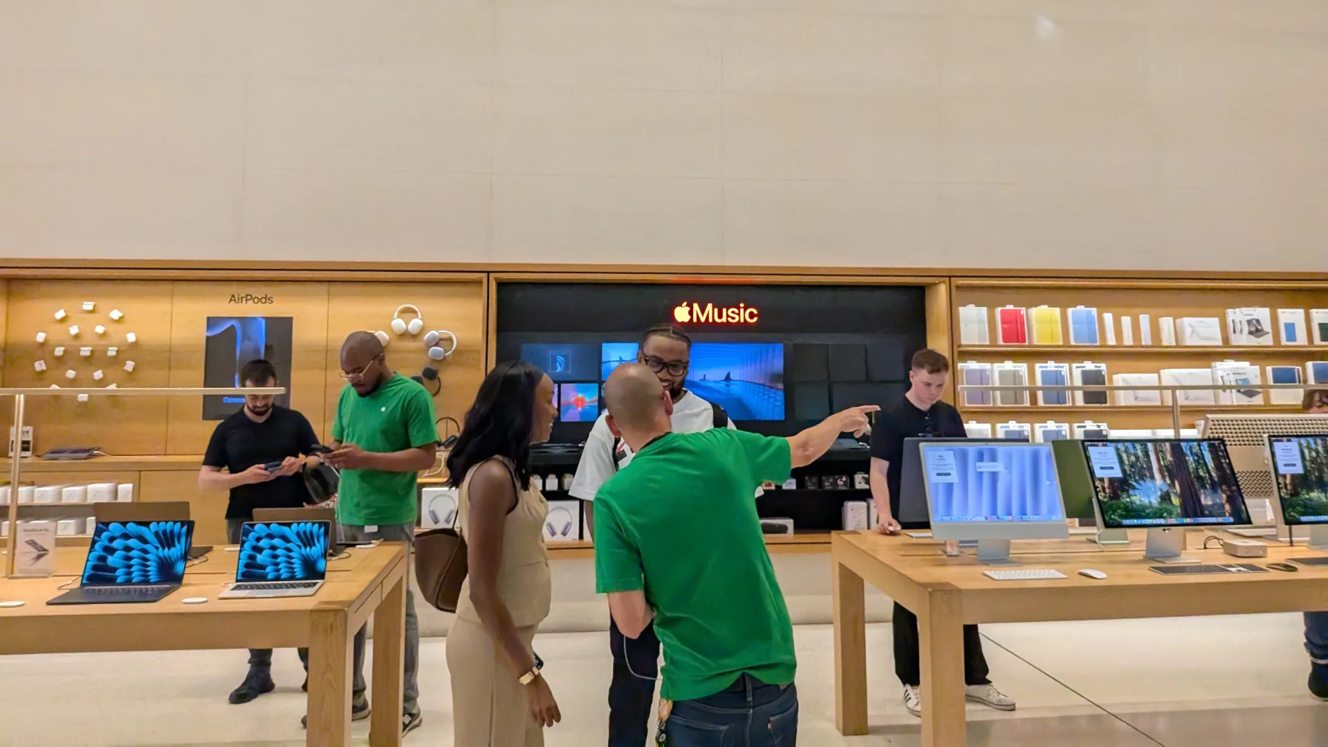 APPLE TESTE UNE IA QUI ÉCOUTE VOS ÉCHANGES EN BOUTIQUE, ET CERTAINS EMPLOYÉS S’INQUIÈTENT DÉJÀ