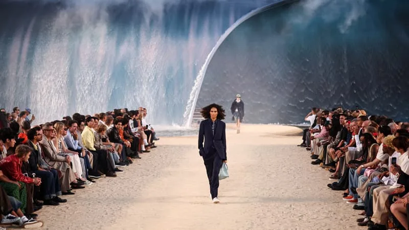BÂTIMENTS EN CHANTIER, ANCIENS SITES INDUSTRIELS, PARKING… FINI LES LIEUX ÉVÉNEMENTIELS CONNUS DE TOUS, LES MAISONS DE LUXE PARTENT À LA CHASSE AUX ESPACES ORIGINAUX ET BRUTS POUR LEURS DÉFILÉS DE FASHION WEEK