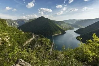 ENGLOUTI DEPUIS 50 ANS PAR UN LAC ARTIFICIEL, UN VILLAGE DU MONTÉNÉGRO REFAIT SURFACE À CAUSE DE LA SÉCHERESSE