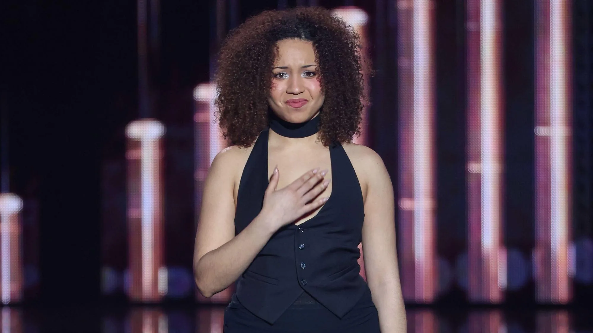 LA CHANTEUSE YOA, NUE EN COUVERTURE DES « INROCKS », EST VRAIMENT TRÈS, TRÈS « CONTENTE »