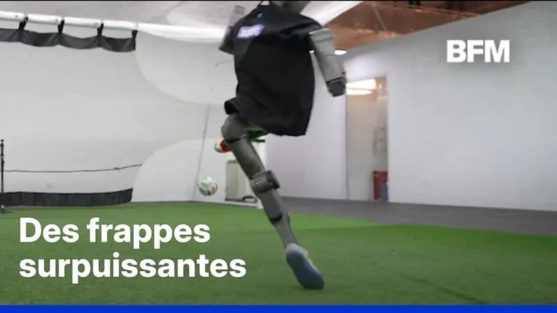 UN ROBOT CHINOIS FRAPPE TELLEMENT FORT DANS UN BALLON QU’IL EN PERCE LE MUR
