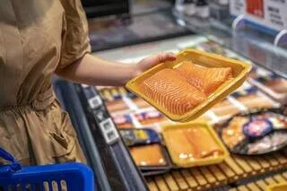 EST‑CE SANS DANGER DE CONSERVER LE POISSON DANS DES EMBALLAGES EN PLASTIQUE ? UNE NOUVELLE ÉTUDE FAIT LE POINT
