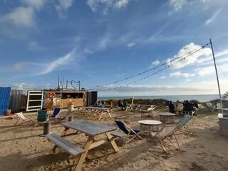 DANS LA MANCHE, CINQ SPOTS POUR BOIRE UN VERRE LES PIEDS DANS L’EAU, OU PRESQUE !