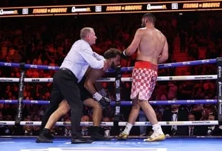 VIDÉO. BOXE : FILIP HRGOVIC DOMPTE ITAUMA, LE BRITANNIQUE QUITTE LE RING SUR UNE CIVIÈRE PUIS EST TRANSPORTÉ À L’HÔPITAL