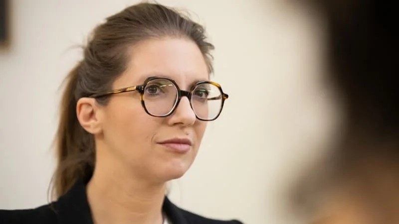 AFFAIRE LYHANNA: AURORE BERGÉ DÉTAILLE LE PLAN DE L’EXÉCUTIF SUR LES VIOLENCES FAITES AUX FEMMES ET AUX ENFANTS