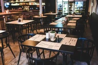 LE POURBOIRE SUGGÉRÉ SUR LE TERMINAL DE PAIEMENT NE FAIT PAS L’UNANIMITÉ DANS LES RESTAURANTS PARISIENS