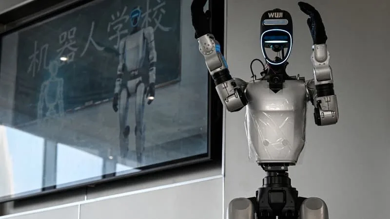 L’EXCITATION MONTE AUTOUR DE LA ROBOTIQUE CHINOISE, MAIS ELLE EST ENCORE LOIN DE TENIR TOUTES SES PROMESSES: À HANGZHOU, L’ÉCOLE DES ROBOTS RECHERCHE DES DÉBOUCHÉS COMMERCIAUX POUR SES HUMANOÏDES