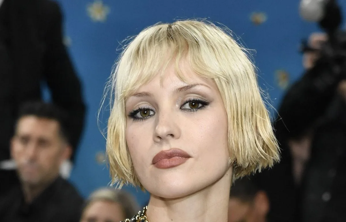« ON PARLE LA LANGUE DE L’AMOUR »… LA CHANTEUSE BELGE ANGÈLE SE CONFIE SUR SA NOUVELLE RELATION SENTIMENTALE