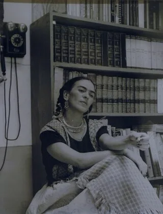 CE CÉLÈBRE AUTOPORTRAIT DE FRIDA KAHLO CACHE DES DÉTAILS INSOUPÇONNÉS SUR SA VIE PERSONNELLE