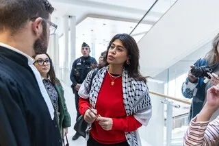 PROCÈS DE RIMA HASSAN POUR APOLOGIE DU TERRORISME : 10 MOIS DE SURSIS ET DEUX ANS D’INÉLIGIBILITÉ REQUIS PAR LE PARQUET