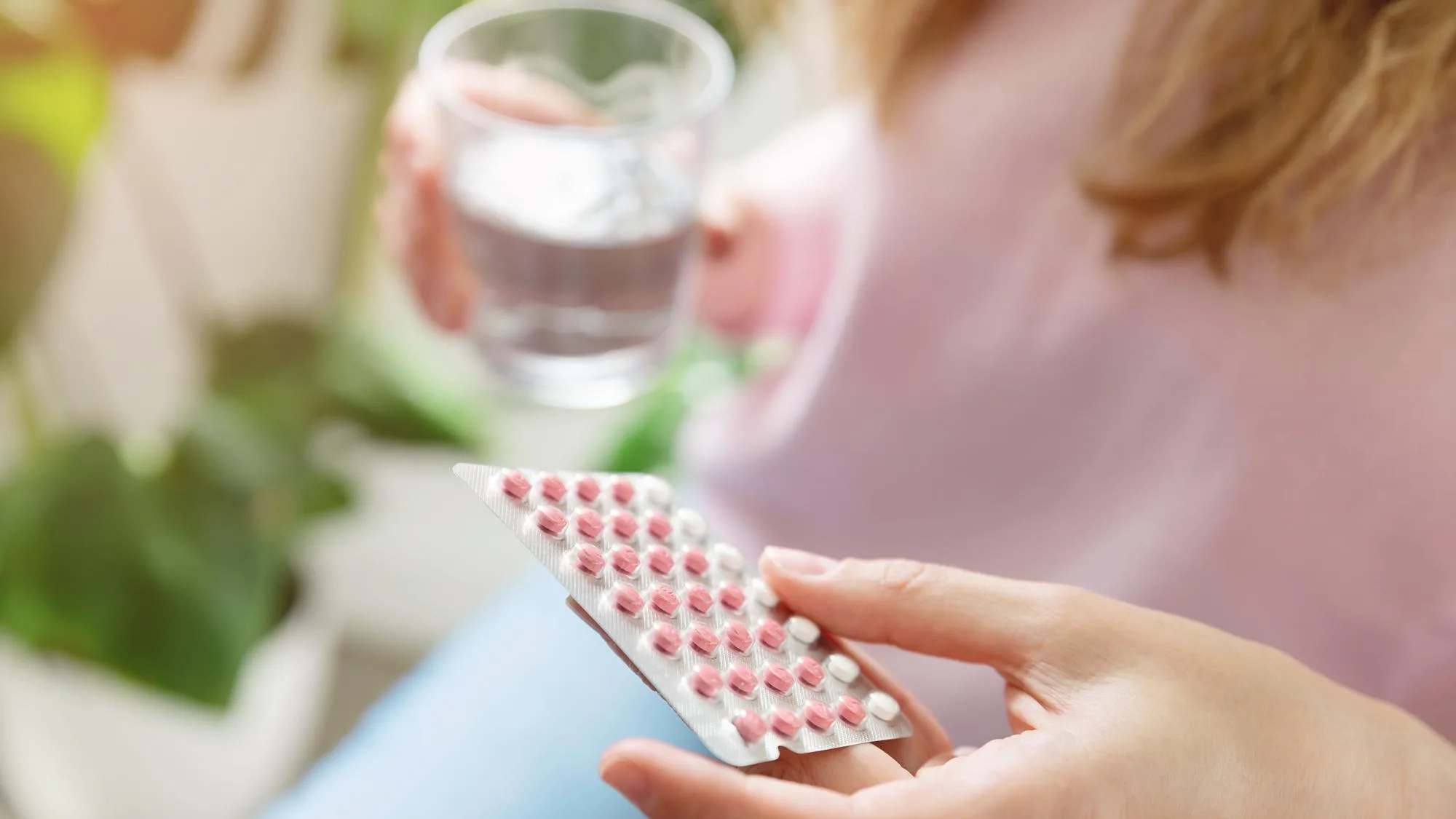 1,6 MILLION DE FRANÇAISES ALERTÉES SUR UN RISQUE « FAIBLE » DE MÉNINGIOME LIÉ À LA PILULE