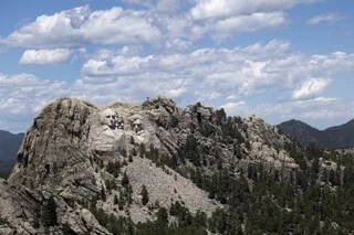 DONALD TRUMP EN VISITE AU MONT RUSHMORE POUR LE 250E ANNIVERSAIRE DES ÉTATS-UNIS, SON PORTRAIT Y FIGURERA-T-IL UN JOUR ?
