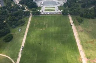 QUE SIGNIFIENT LES CHIFFRES ANTI-TRUMP « 86 47 », APPARUS SUR UNE PELOUSE À PROXIMITÉ DE LA MAISON-BLANCHE ?
