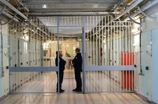 « UNE DIZAINE DE COUPS DE COUTEAU » : IL EST ACCUSÉ D’AVOIR POIGNARDÉ SA MÈRE À ANGERS, UN TRENTENAIRE MIS EN EXAMEN